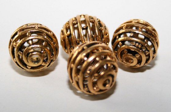 Goldene Spiral-Metallperlen, leicht oval