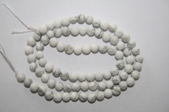Howlith Perlen, facettiert, 4 mm