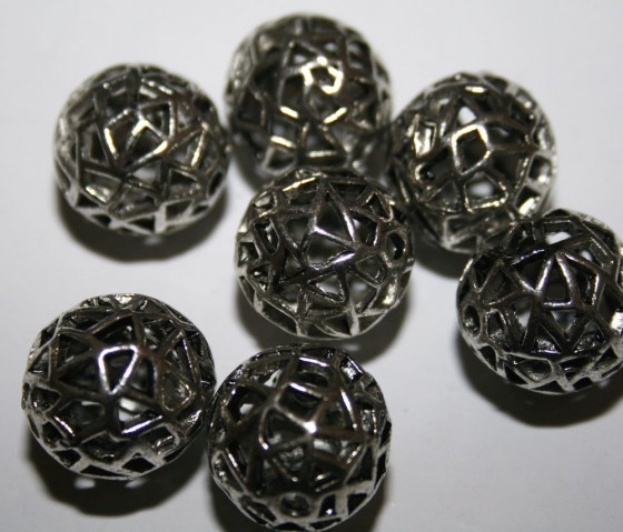Silberne Metallperlen, leicht oval