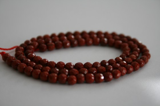 Rote Jaspis Perlen, facettiert, 4 mm