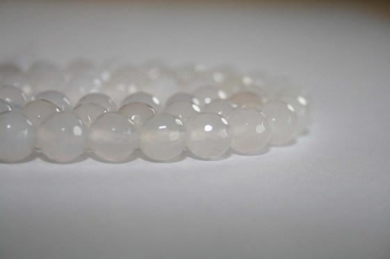 Weisse Achat Perlen, facettiert, 4 mm